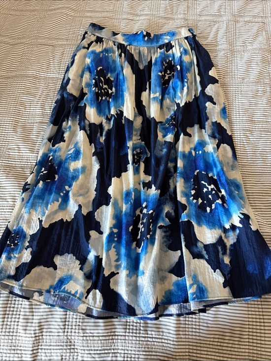 Simply Vera Vera Wang Dresses & Skirts - Simply Vera Vera Wang Blue Floral Midi Skirt
